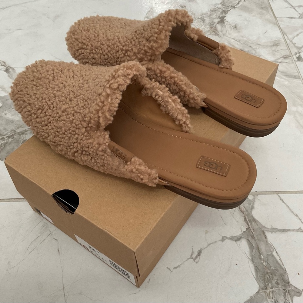 UGG - Picture 3 of 5